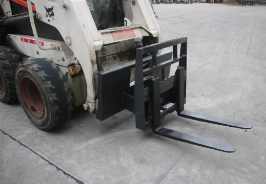 42" Pallet Forks for Skid Steer, 2500lbs Heavy Duty Pallet Fork Attachment with Quick Tach Frame, Dual Blade Design for Tractors & Compact Loaders